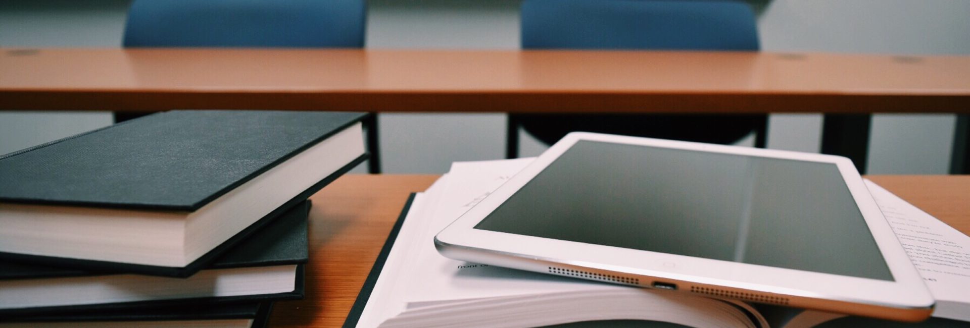 (Português) Ex-aluna cria carteira para alertar para a desigualdade salarial